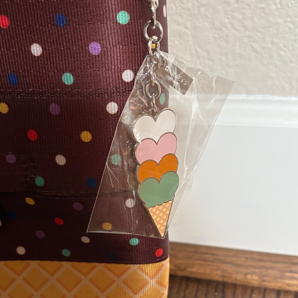Harveys Seatbelt Mini Streamline Tote - Sprinkles Sundae - Picture 2 of 5